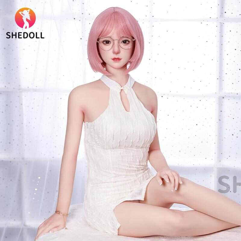 [SHEDOLL]顧小雨 158cm 蜜桃學姊|露背白裙+粉發細框鏡|自然C杯 | 可盤腿坐立姿勢